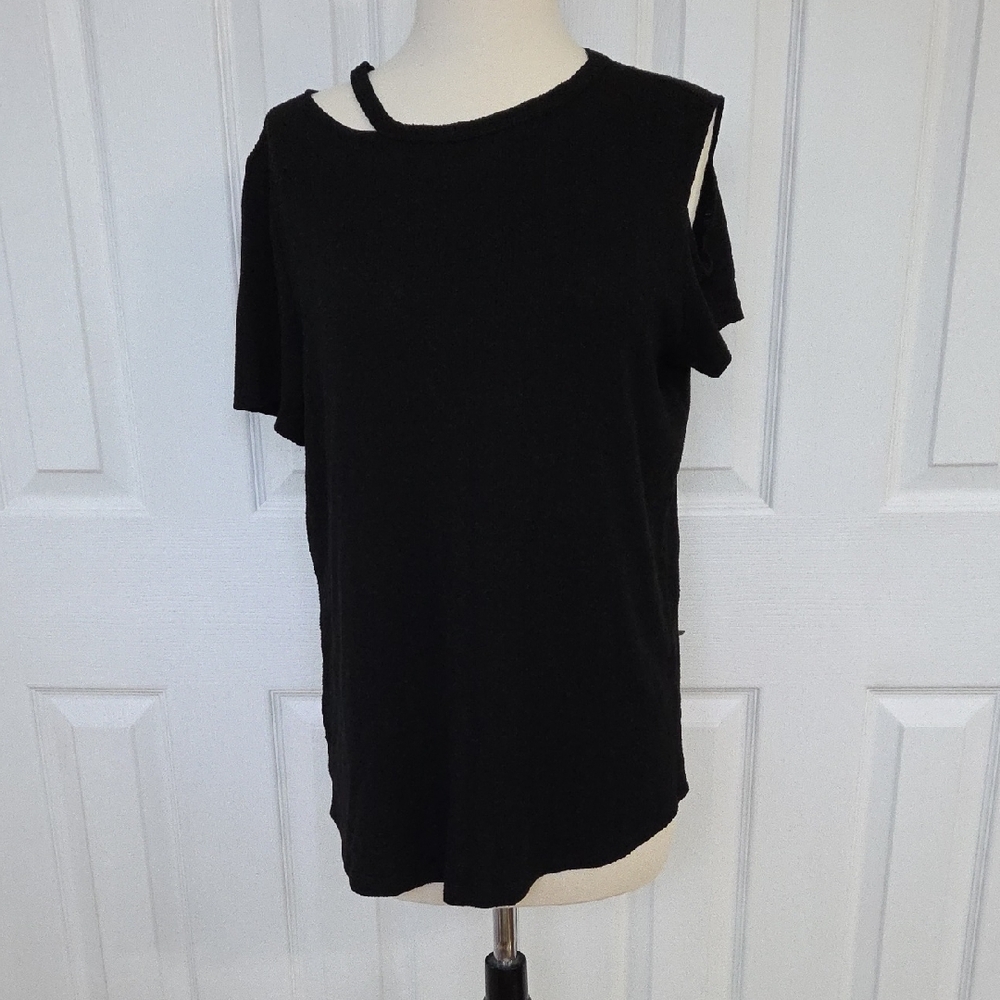 STATUS BY CHENAULT BLACK TOP CUT OUT NECKLINE AND COLD SHOULDER SHORT SLEEVE M